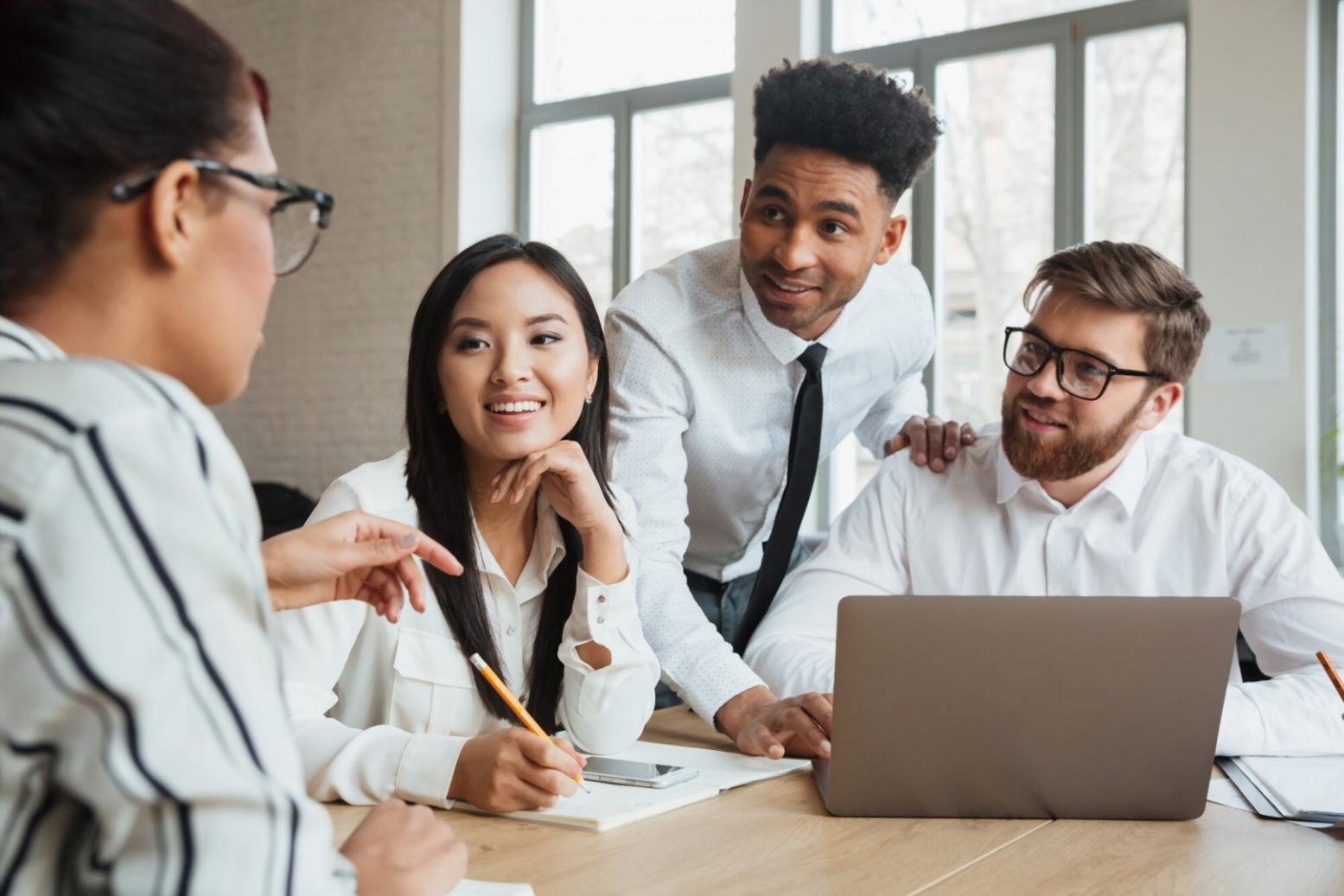 Gruppengespräch bei Finanzworkshop